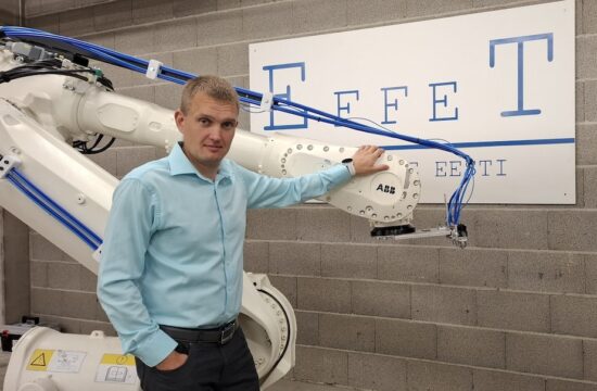 Effeti esindaja ettevõtte lineaarroboti juures